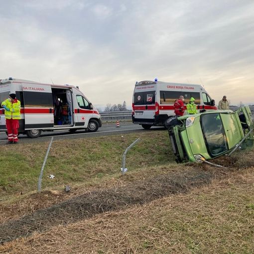 Incidente sull'A5, auto si ribalta e finisce nei campi: conducente in ospedale