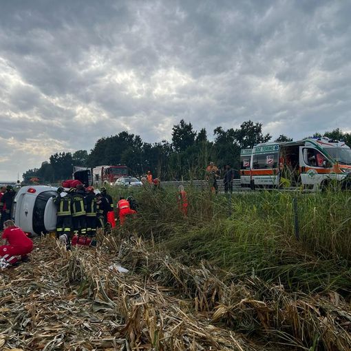 Ancora un incidente sull’A5: auto esce di strada e si ribalta, 4 feriti