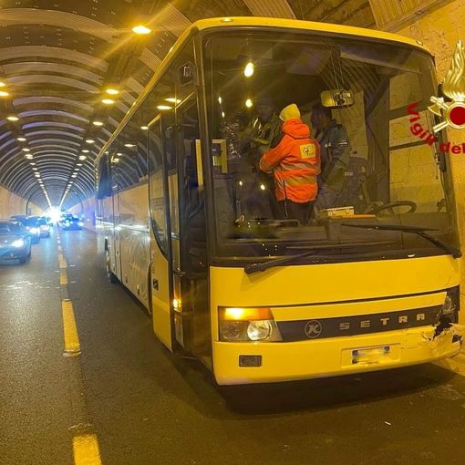 Un autobus turistico e due auto si tamponano in galleria: paura sulla Torino-Aosta. A bordo 48 passeggeri, 3 feriti