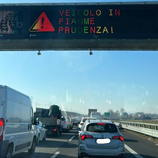 Un tir va a fuoco sulla Torino-Milano: chiuso un tratto dell'autostrada, lunghe code in direzione Torino
