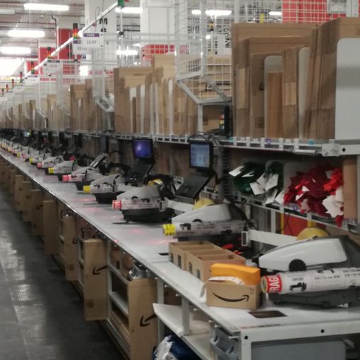 interno di stabilimento Amazon a Torrazza