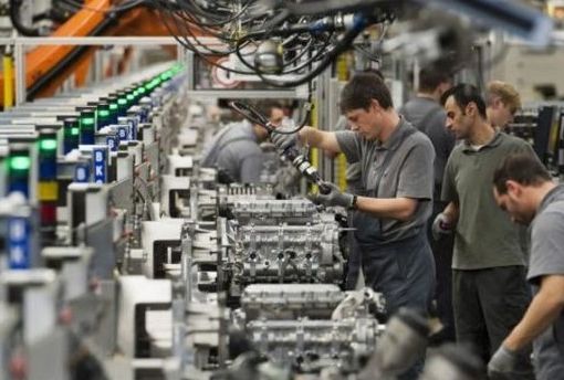 operai in linea di produzione