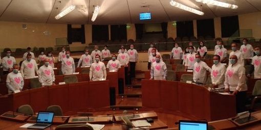 Un &quot;cuore rosa&quot; in Consiglio regionale per promuovere la prevenzione dei tumori femminili e sostenere la ricerca