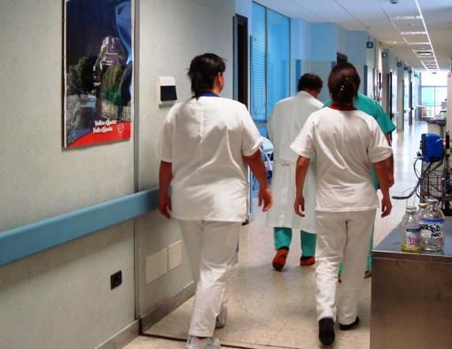 medici e infermieri in corsia