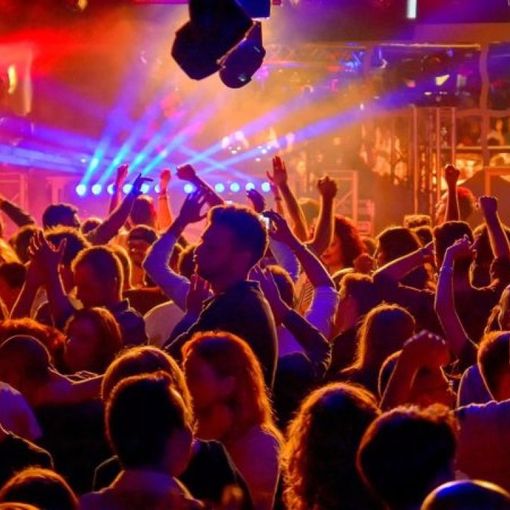 gente che balla in un locale pubblico gente che balla in un locale pubblico
