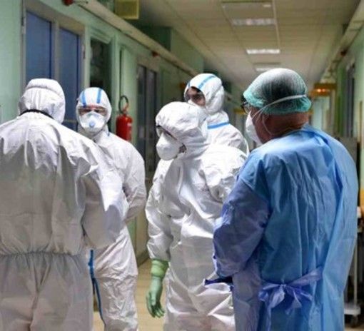 Medici e infermieri in corsia