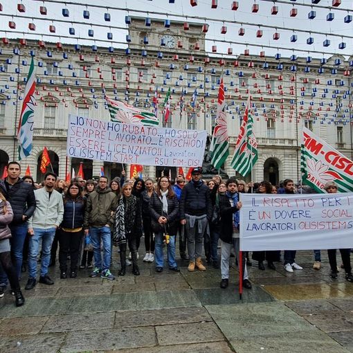 Un presidio dei lavoratori Olisistem davanti al Comune di Torino in occasione della visita del premier Giuseppe Conte
