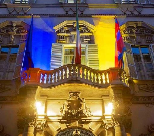 Palazzo Lascaris illuminato di giallo e blu per l'Ucraina