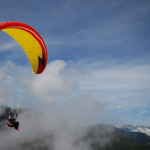 Precipita con il parapendio, uomo si frattura le gambe