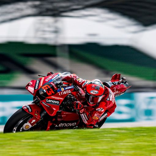 Motomondiale, Gp Catalogna: Bagnaia cade e viene portato in ambulanza cosciente