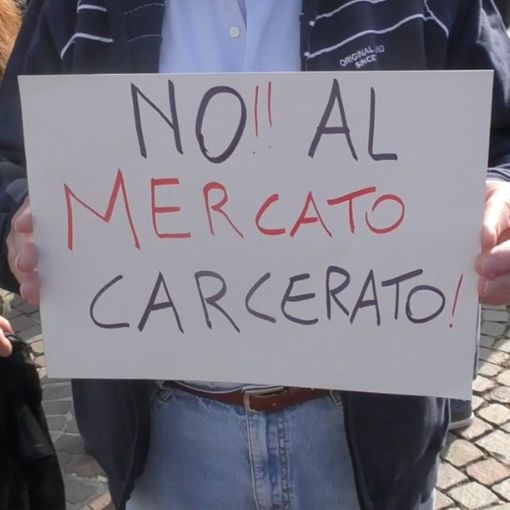 A Torino la rabbia degli ambulanti: “Basta prenderci in giro, con queste regole non sopravviviamo” [FOTO e VIDEO]