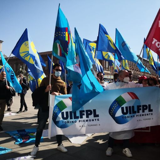protesta con bandiere sindacali