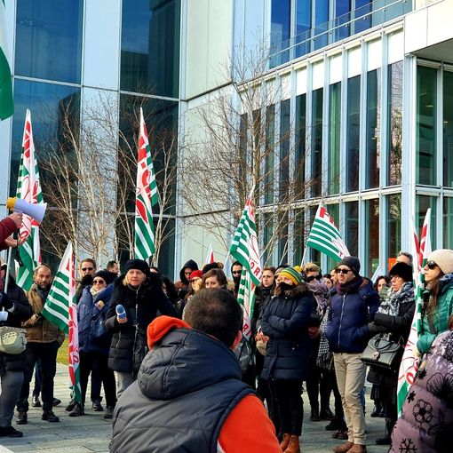 Lavoratori di Olisistem in sciopero davanti al grattacielo Intesa