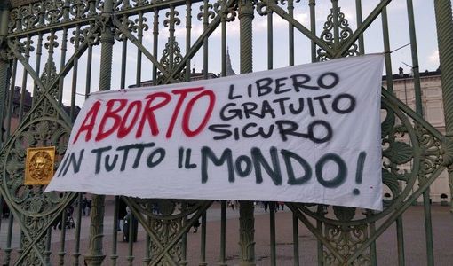 Manifesto pro aborto appeso a un cancello