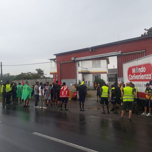 picchetto di protesta di fronte a una fabbrica