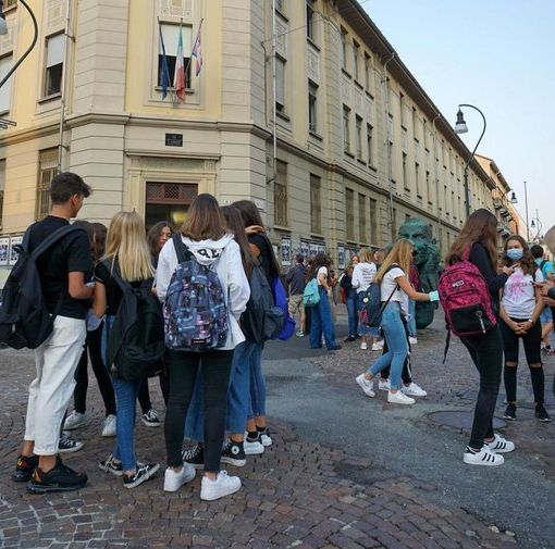 ragazzi davanti a scuola