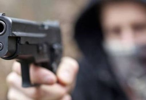 Ivrea, un uomo spara in strada dopo un diverbio: la vittima ferita al petto