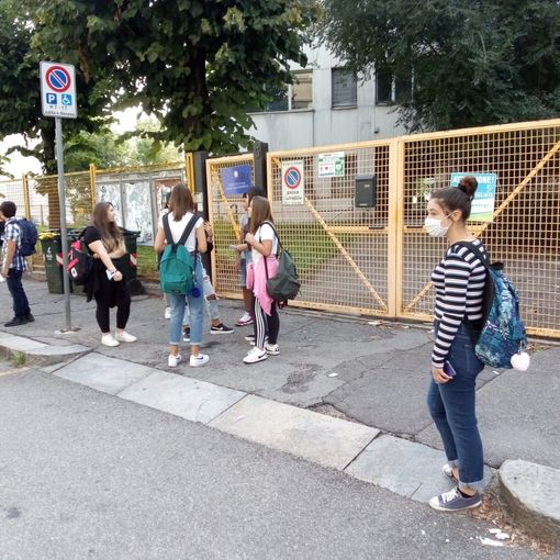 In Piemonte mascherine obbligatorie anche all'aperto vicino alle scuole