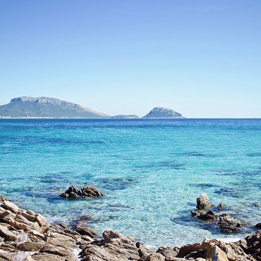 Destinazione Sardegna: meglio traghetto o aereo?