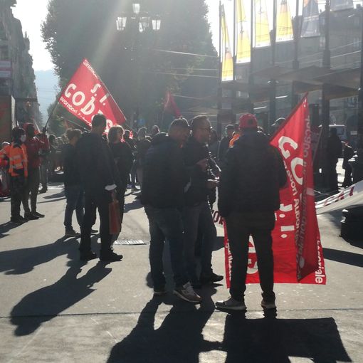 Sciopero generale a Torino, lancio di uova contro il Comune: imbrattati di vernice i muri del municipio [FOTO E VIDEO]