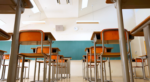 Scuola aula vuota con sedie e banchi