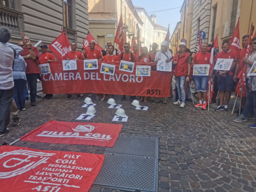 Incidente di Brandizzo, a Vercelli sfilano in duemila. Landini: &quot;Si cambi il sistema&quot;. Le famiglie delle vittime: &quot;Vogliamo giustizia&quot;