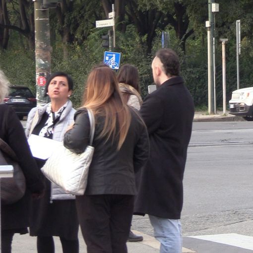 Persone davanti al tribunale di Torino
