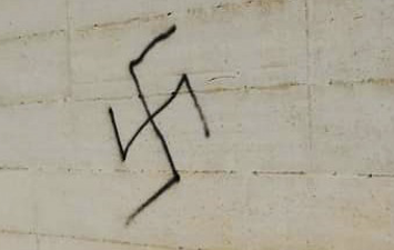 svastica su un muro