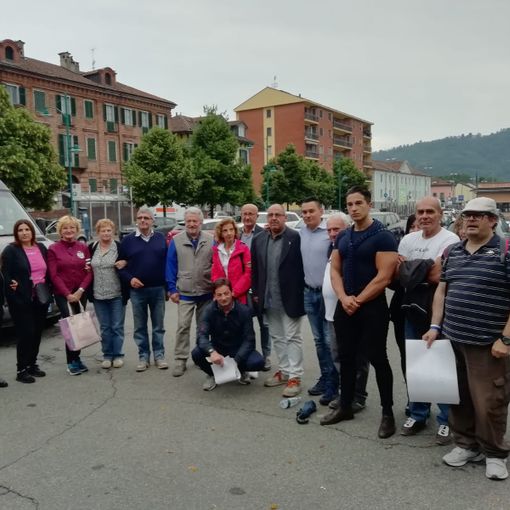 Pavone: marcia di solidarietà per il tabaccaio che ha sparato al ladro, uccidendolo [VIDEO]