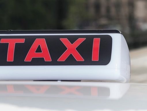 Taxi generica con scritta