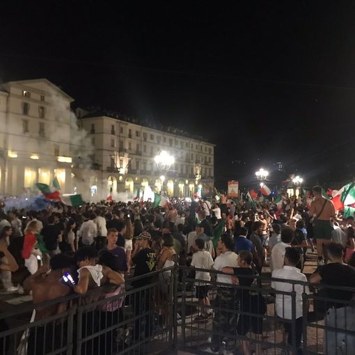 persone ammassate in piazza Vittorio Veneto