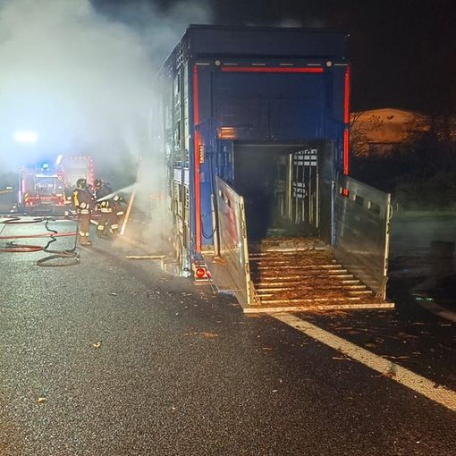tir in fiamme in autostrada