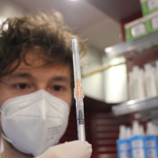 farmacista con dose di vaccino