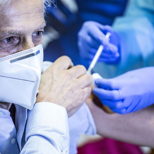Un anziano si sottopone al vaccino Pfizer anti-Covid
