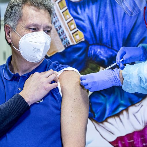 Un uomo vaccinato contro il Covid