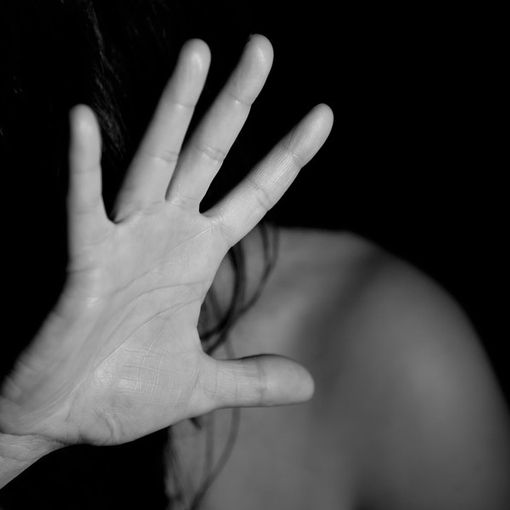 Aggredisce moglie e figlio con martelli a Chivasso: 4 arresti per maltrattamenti in famiglia in 48 ore