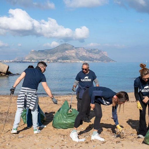 Volontari plastic free in azione a Torino e non solo per un weekend dedicato a oceani e ambiente