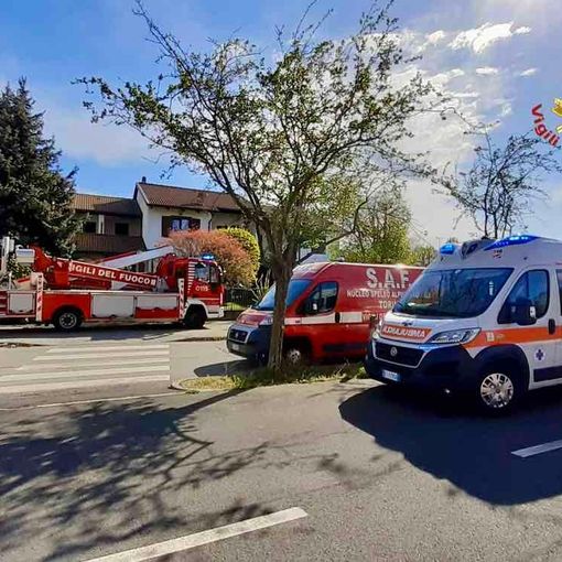 Ivrea, i vigili del fuoco soccorrono una paziente a casa portandola fuori con un sistema di funi con barella