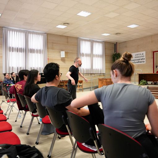 Il regista Alessio Pizzech incontra i giovani talenti del Norma Fantini Opera Contest: conclusa la prima masterclass teatrale