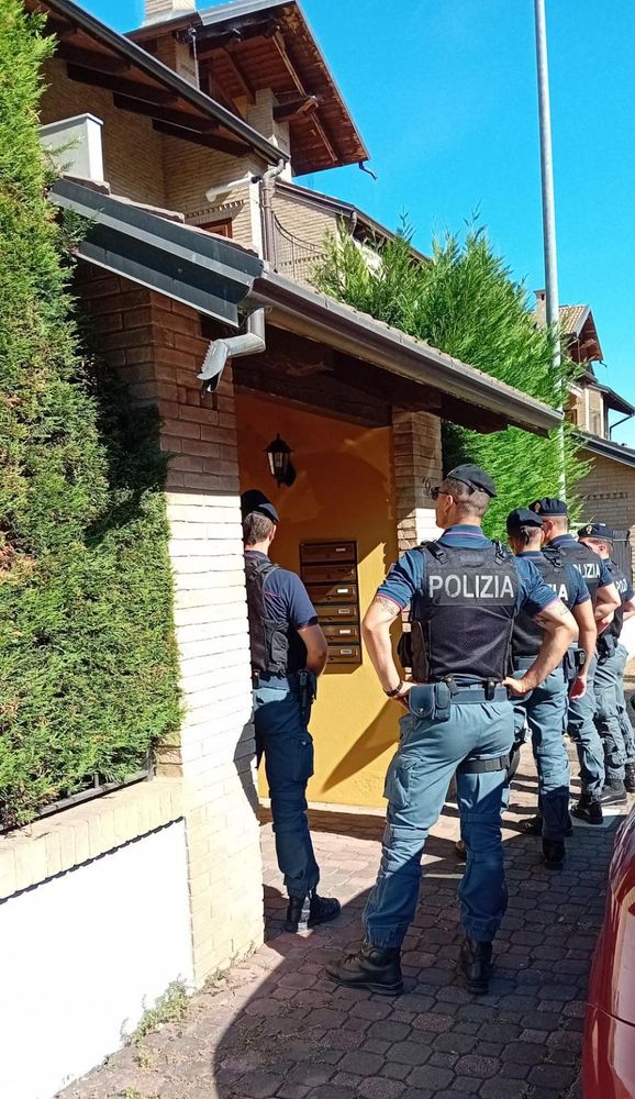 Forze di polizia che sgomberano una casa