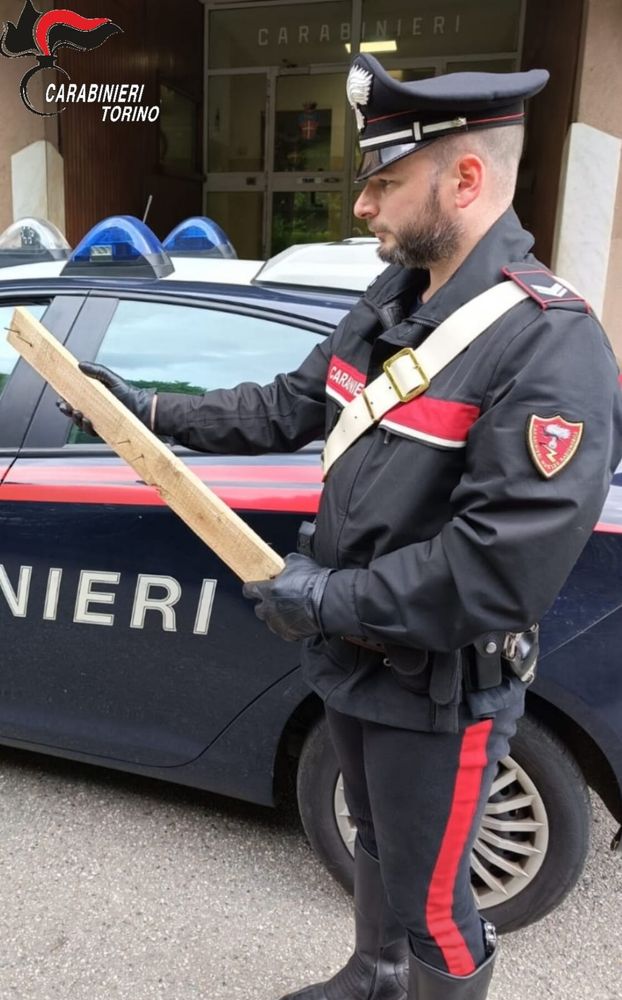 carabinieri con asse di legno in mano carabinieri con asse di legno in mano