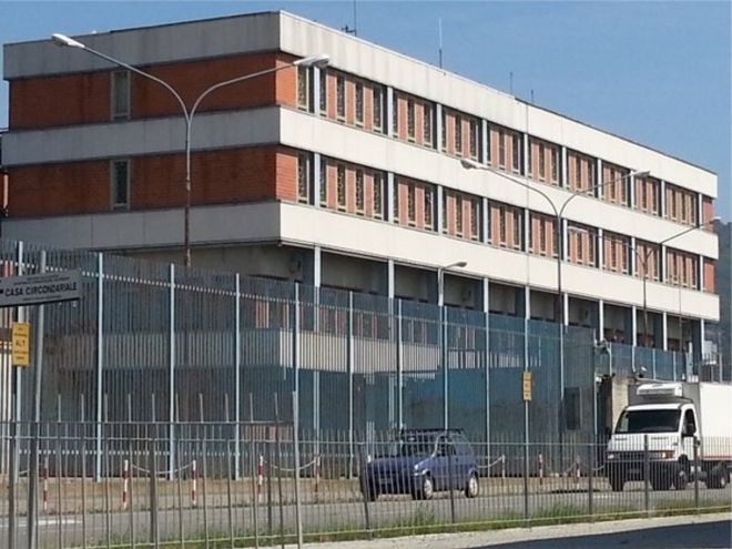 Ivrea, due micro-cellulari stavano per essere portati all'interno del carcere