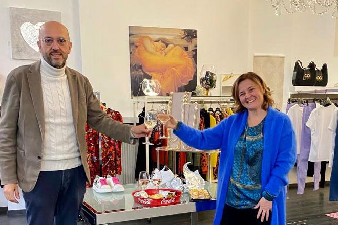 La prima vincitrice del concorso con il vice presidente Ascom Carlo Nicosia