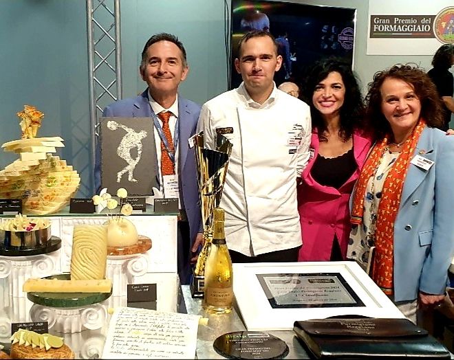 È Marco Zacchello, dal Veneto, il vincitore della seconda edizione del Gran Premio del Formaggiaio organizzato dalla Guilde Internationale des Fromagers al B2Cheese di Bergamo