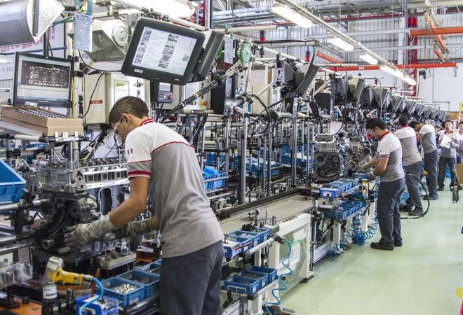 operaio che lavora in catena di montaggio