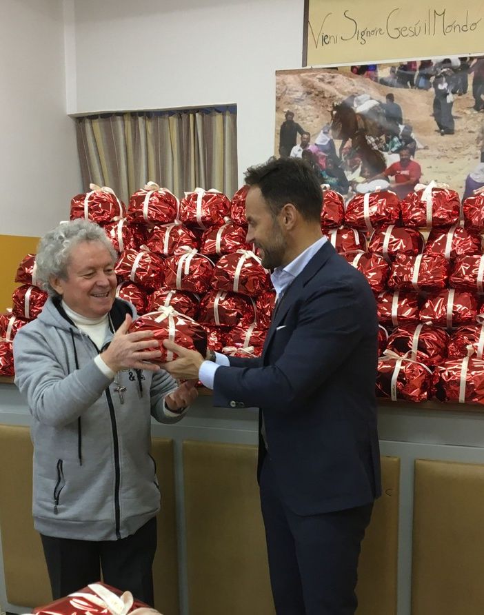 Donati centinaia di panettoni alla &quot;Mensa dei Poveri&quot;