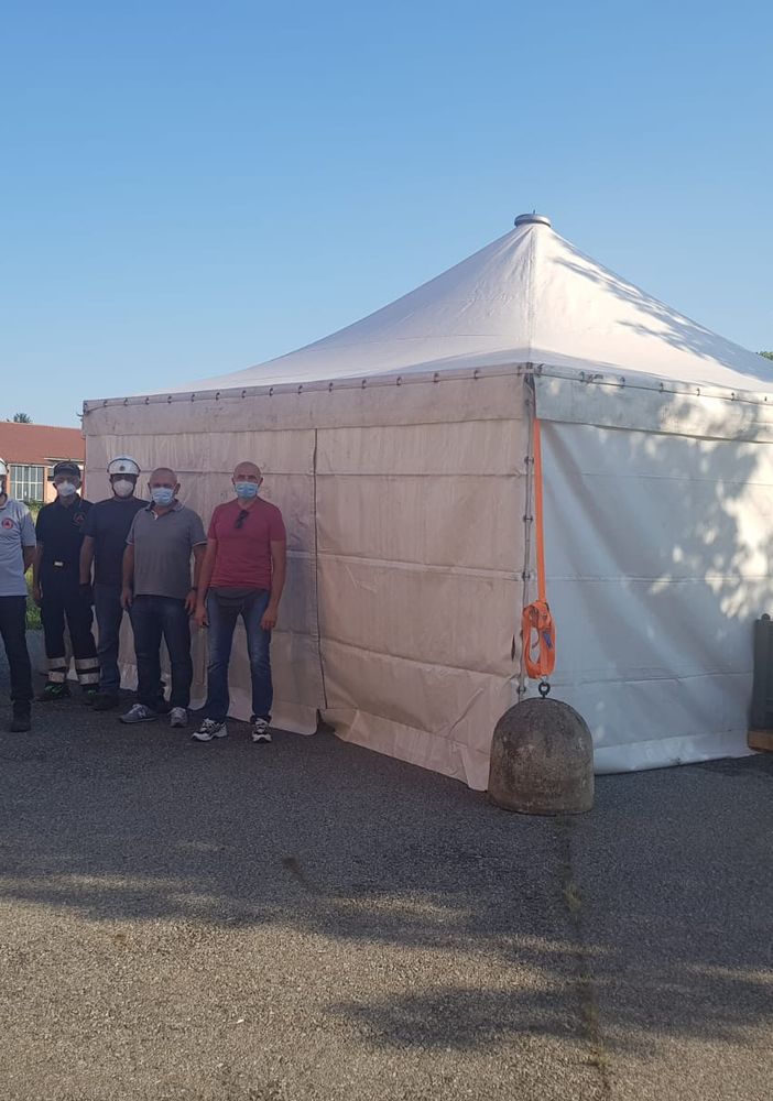 Le tende allestite all'esterno degli ospedali
