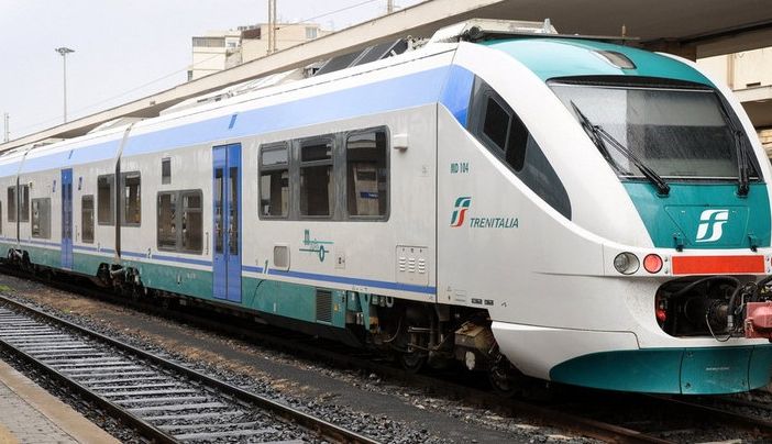 Chivasso, tenta di salire sul treno al volo forzando l'apertura delle porte: denunciato
