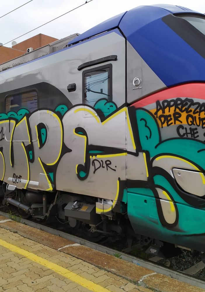 Treno imbrattato a Rivarolo Canavese