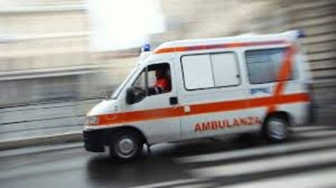 Rapinata e scaraventata fuori dall'auto. Giovane donna grave in ospedale